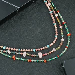 Handgemaakte kralenketting set met kleurrijke natuursteen en goudkleurige tussenkralen