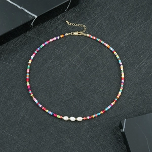 Dettaglio collana con perline colorate, tre perle d'acqua dolce e chiusura a moschettone