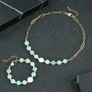 Detailansicht von Gold-Büroklammerkette und blauem matten Perlen-Schmuckset mit Muscheln
