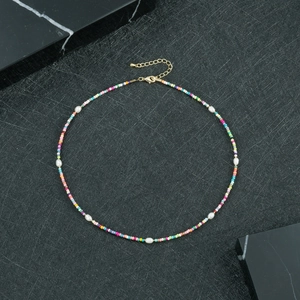 Dettaglio della collana di perline colorate con perle d'acqua dolce e chiusura dorata
