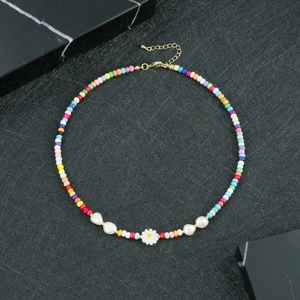 Dettaglio della collana di perline colorate con perle d'acqua dolce e ciondolo a margherita