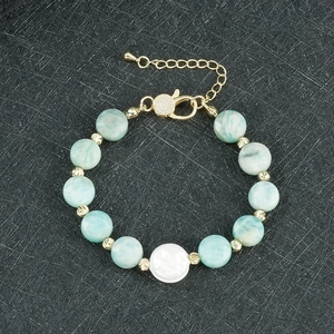 Detailansicht eines Perlenarmbands mit blauem Amazonit, Barockperle und Goldverschluss