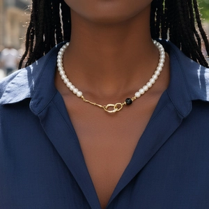 Collier élégant en perles blanches avec fermoir organique doré et détail de perle noire rétro