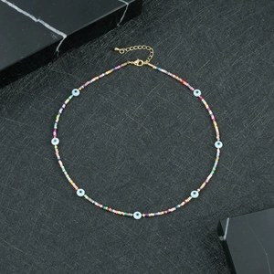 Dettaglio della collana bohémien con perline occhio di Allah e chiusura dorata