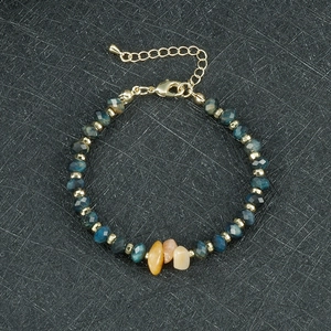 Macro-opname van boho kralenarmband met blauwe kristallen en natuurlijke stenen