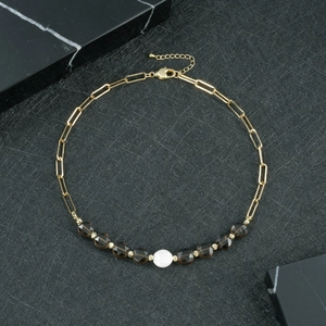 Detailansicht der Perlenkette mit Büroklammer-Kette, braunen Kristallen und Karabiner