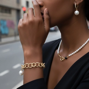 Parure de bijoux en perles dorées avec collier, bracelet et boucles sur modèle