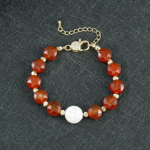 Detailansicht von Perlenarmband mit rotem Achat, Barockperle und Goldverschluss