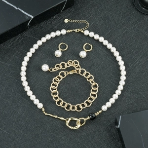 Parure élégante avec onyx noir, perles blanches et chaîne à maillons dorés texturés