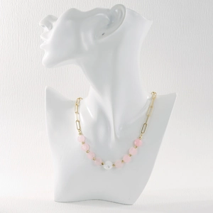 Detail der matten rosa Perlen und Barockperlenkette auf artistischem Mannequin