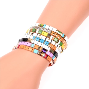 Braccialetti bohémien in smalto colorato sul polso con perline arcobaleno macaron