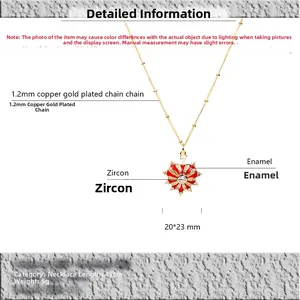 Dettaglio del ciondolo a cuore in smalto rosso con pietre di zircone scintillanti