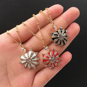 Elegante collana placcata in oro con pendente a raggiera, smalto a cuore e zirconi