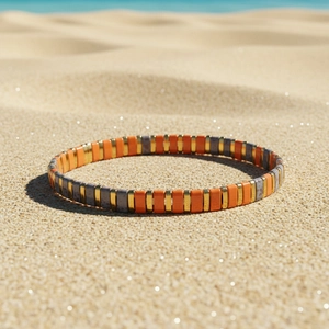 Bracciale Tila bohémien arancione con perline testurizzate pietra sulla sabbia marina