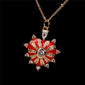 Collana con ciondolo a stella dorata di lusso con smalto rosso e accenti di cristallo