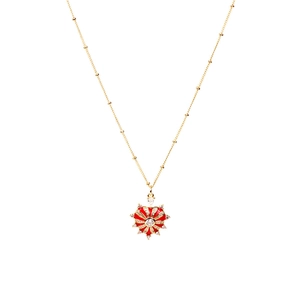 Collana dorata minimalista con ciondolo a cuore in smalto rosso e dettagli raggianti