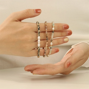 Detail van drie gelaagde armbanden met zoetwaterparels en natuurstenen kralen set