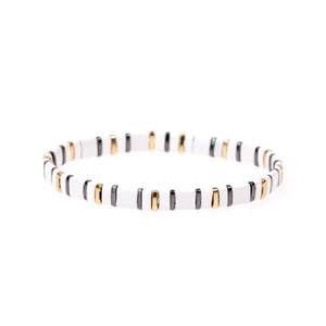 Vista dettagliata del bracciale elastico con perline Tila e smalto bianco oro e nero