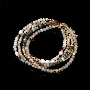 Detail van meerlaagse boho armband met zoetwaterparels en natuurlijke edelstenen