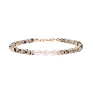 Detail van zoetwaterparel en dalmatiërsteen armband met vergulde geometrische kralen