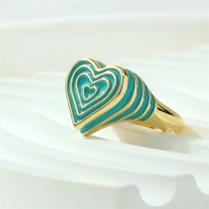 Détail de la bague coeur en émail bleu tiffany et placage d'or sur présentoir ondulé