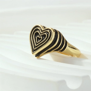 Vue latérale macro d'une bague cœur avec émail noir et finition plaquée or brillant