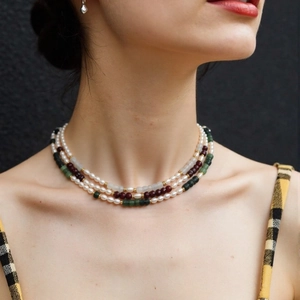 Three-layer choker necklace with freshwater pearls, red garnet and green agate beads