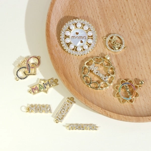 Pendentifs MAMA plaqués or 18 carats avec zircons brillants et détails en perles