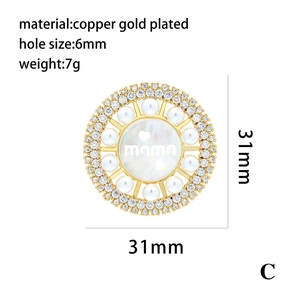 Détails du pendentif MAMA en cuivre doré 31mm avec perles et zircons cubiques brillants