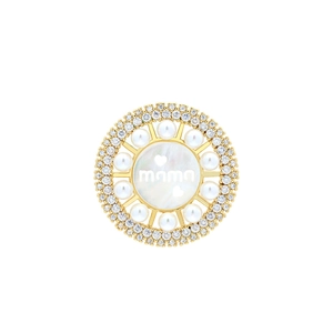 Vue macro du pendentif MAMA en or 18K avec nacre et serti de micro-zircons fins