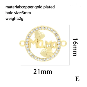 Vue macro du pendentif MAMA en cuivre plaqué or 18 carats avec oxydes de zirconium