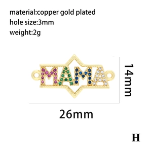 Détail macro du pendentif MAMA avec zircone cubique colorée et placage en or 18 carats