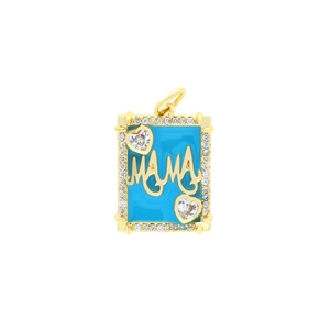 Détail du pendentif doré avec émail bleu, lettres MAMA et zircons en forme de cœur