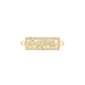 Vue détaillée du pendentif MOM plaqué or 18 carats avec sertissage de zircons cubiques