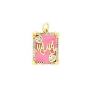 Détail du pendentif MAMA doré avec émail rose et cristaux brillants sur les bords