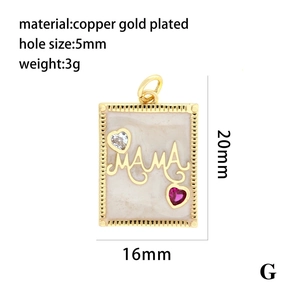Détail macro du pendentif MAMA en cuivre doré avec des dimensions de 20mm x 16mm