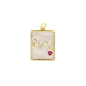 Détail du pendentif doré MAMA avec texture marbrée et gemmes en forme de cœur