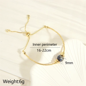 Detail eines verstellbaren 18K vergoldeten Armbands mit blauer Lapislazuli-Perle