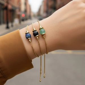 Drei 18K vergoldete Armbänder mit Lapis und Smaragd facettierten Perlen im Detail
