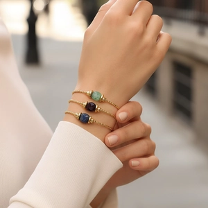 Drei minimalistische 18K vergoldete Armbänder mit grünen lila und blauen Natursteinperlen
