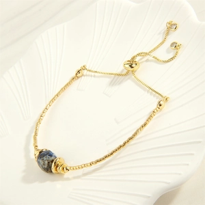 Detailansicht der Goldperlen-Armband mit blauem Marmorstein und verstellbarem Gleitverschluss