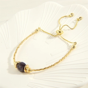Makroaufnahme von facettiertem violettem Amethyst auf 18K vergoldetem Armband