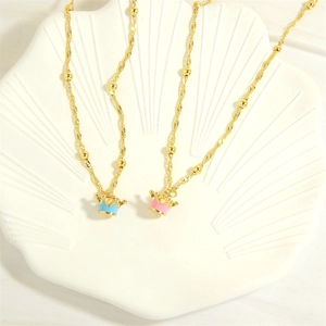 Detail von 18K vergoldeten Kronenhalsketten mit blauem und rosa Emaille auf Muschelschale