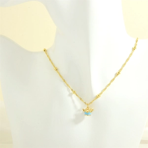 Elegante 18K vergoldete Kronen-Halskette mit hellblauem Emaille und goldenen Perlenkette