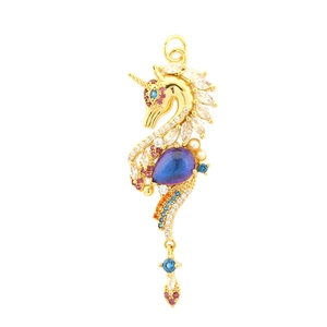 Detaillierte Makroansicht von Seepferdchen-Anhänger mit bunten Zirkonias und 18K Gold