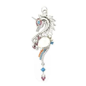 Detailansicht Seepferdchen Anhänger mit Opal, Zirkonia und Perlen in 18K Vergoldung