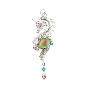 Nahaufnahme Seepferdchen-Einhorn-Anhänger mit bunten Kristallen und Opal-Stein