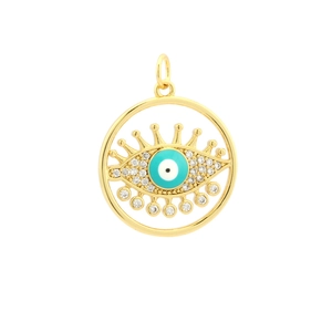 Detalle de colgante de ojo turco bañado en oro de 18K con esmalte azul y circonitas