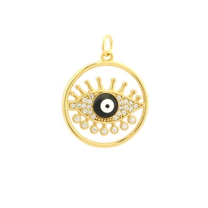 Primer plano del colgante de mal de ojo bañado en oro 18K con circonitas y esmalte fino