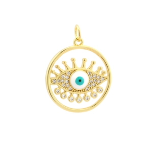 Vista macro de un colgante de ojo turco chapado en oro de 18K con esmalte azul y circonitas